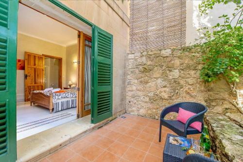 een patio met een stoel en een kamer met een bed bij Djar Ta Menzja 1 Holiday Home in Sannat