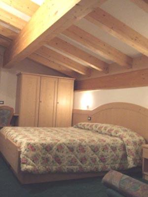 Postel nebo postele na pokoji v ubytování DOLOMITI appart&rooms