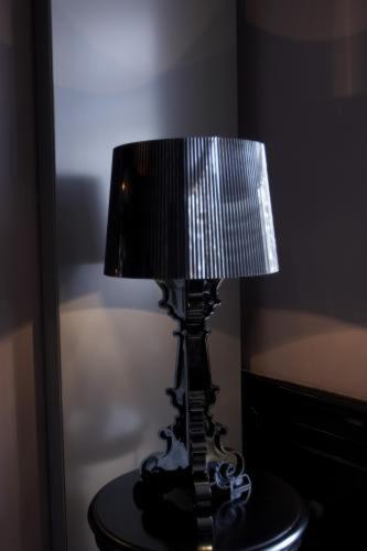 a lamp sitting on top of a table at Residenz Stadslogement in The Hague