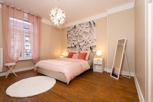 1 dormitorio con cama y lámpara de araña en Audace - Magnifique Appartement 75m2 - Position Centrale Gare-Pompidou-Nouvelle Ville - Garage Privé - 2 à 4 Personnes en Metz