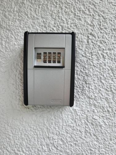 a electrical outlet on the side of a wall at Apartment Betzenberg, nur Netflix in Kaiserslautern
