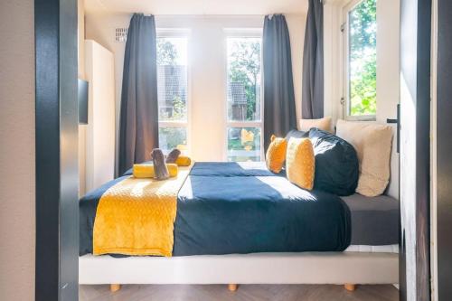 a bed in a room with a window at Coco Wellness Bungalow in Ewijk