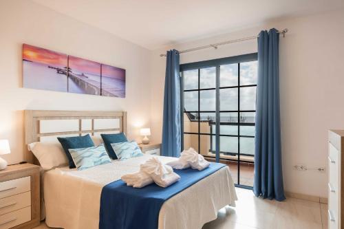 une chambre avec un lit et une grande fenêtre dans l'établissement El Rincón del Mar, à Lajita