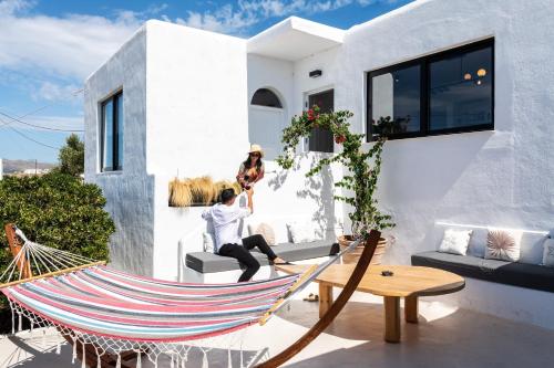 Hostia v ubytovaní Yalos Mykonos 4 Bedroom Luxury house 5 minute from Ornos Beach w sea & Sunset view