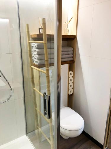 La salle de bains est pourvue d'une douche, de toilettes et de serviettes. dans l'établissement Vaimiti, cabane cosy sous les pins (50m de la plage), à Saint-Brévin-les-Pins