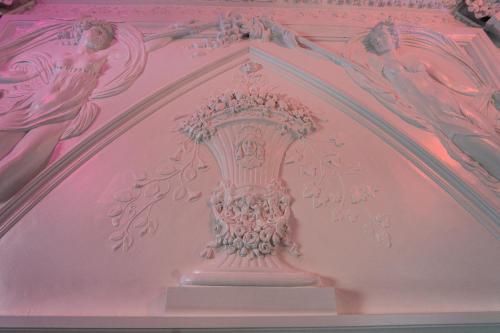a pink room with a ceiling with statues on it at Capsule Art Déco - Jacuzzi - Netflix - Home Cinéma - Arcade de jeux & Nintendo switch - 2 chambres - Filet suspendu in Valenciennes