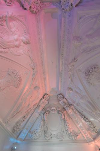 a ceiling in a room with pink and white at Capsule Art Déco - Jacuzzi - Netflix - Home Cinéma - Arcade de jeux & Nintendo switch - 2 chambres - Filet suspendu in Valenciennes