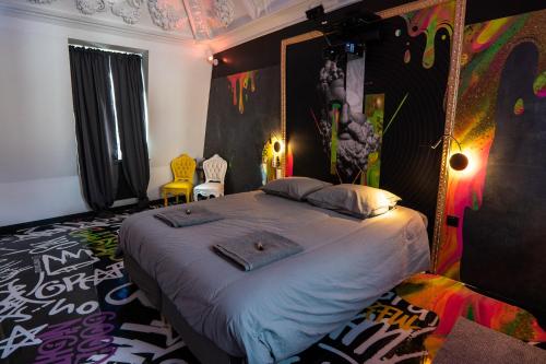 Posteľ alebo postele v izbe v ubytovaní Capsule Art Déco - Jacuzzi - Netflix - Home Cinéma - Arcade de jeux & Nintendo switch - 2 chambres - Filet suspendu