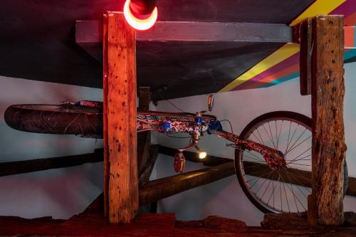 a bike parked in a room with a beam at Capsule Art Déco - Jacuzzi - Netflix - Home Cinéma - Arcade de jeux & Nintendo switch - 2 chambres - Filet suspendu in Valenciennes