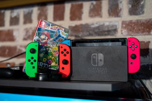 a nintendo wii game controller and a video game at Capsule Art Déco - Jacuzzi - Netflix - Home Cinéma - Arcade de jeux & Nintendo switch - 2 chambres - Filet suspendu in Valenciennes