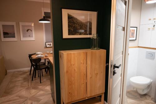 een badkamer met een tafel en een toilet in een kamer bij Chill Apartament in Skarżysko-Kamienna
