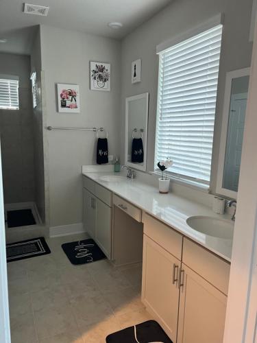 a bathroom with a sink and a mirror at New 3 story home *Seaworld/ Lackland in Helotes