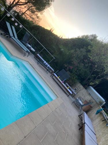 una vista aérea de una piscina con sillas en Villa piscine 6km de Cassis 12 couchages, en Roquefort-la-Bédoule
