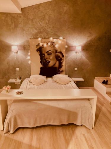 - une chambre avec un lit et une photo de femme dans l'établissement Villa piscine 6km de Cassis 12 couchages, à Roquefort-la-Bédoule