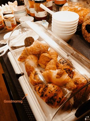 een plastic bak met gebakjes die op een tafel staat bij LA DAMA in San Vito lo Capo