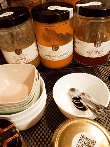 een groep borden en lepels op een tafel bij LA DAMA in San Vito lo Capo