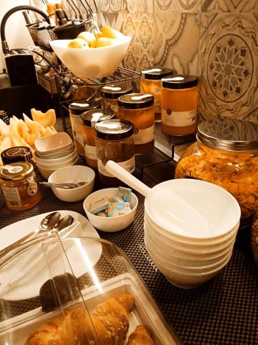 een tafel met borden en kommen met voedsel bij LA DAMA in San Vito lo Capo