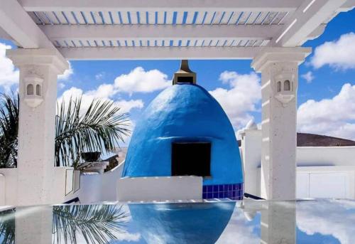 a building with a blue dome on top of it at Villa Tiguaro Piscina Climat Jacuzzy AC Villa 9 12 in Corralejo