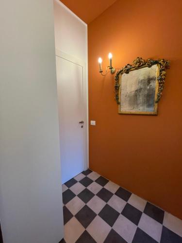 um quarto com uma porta branca e um piso xadrez em La Marina di Milano - Pier Lombardo em Milão
