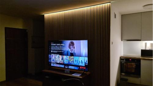 a flat screen tv in a room with a wall at Spokojny Wypoczynek 5 in Ostrów Wielkopolski