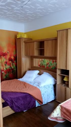 a bedroom with a bed with a headboard at STADE OLYMPIQUE A PIED Colombes Parking jardin Wifi in Colombes