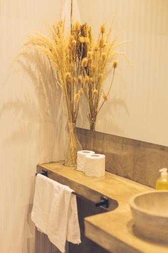 a bathroom with a counter with towels and a sink at Pura Vida Mae YerbaBuena in Yerba Buena