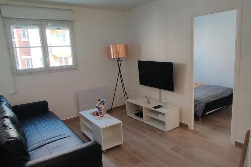 Televízia a/alebo spoločenská miestnosť v ubytovaní Appart Cosy Auber Porte de Paris