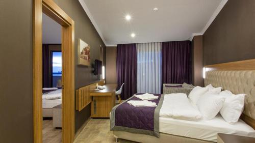 een hotelkamer met een bed en een bureau bij Michell Hotel & Spa - Adult Only - Ultra All Inclusive in Alanya