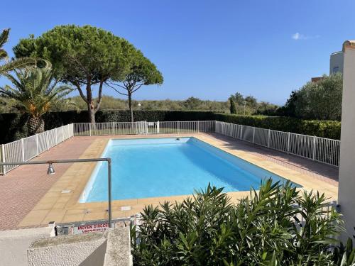 une piscine au milieu d'une cour dans l'établissement Le Rêve Bleu, à Saint-Cyprien