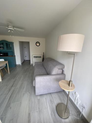 un salon avec un canapé et une table dans l'établissement Le Rêve Bleu, à Saint-Cyprien