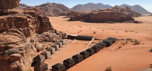 un treno nel deserto con montagne e rocce di Wadi Rum Desert Lovers Camp a Wadi Rum