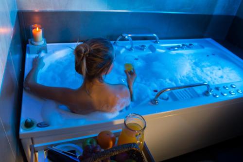 a woman in a bath tub in a sink at Howard Johnson Plaza Resort & Casino Mayorazgo in Paraná