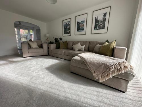 un soggiorno con divano e tappeto di Spacious and stylish 3-bed home ideal for families a Stockton-on-Tees