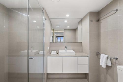 黄金海岸Moroccan Resort - HR Surfers Paradise的浴室配有洗手池和玻璃淋浴房