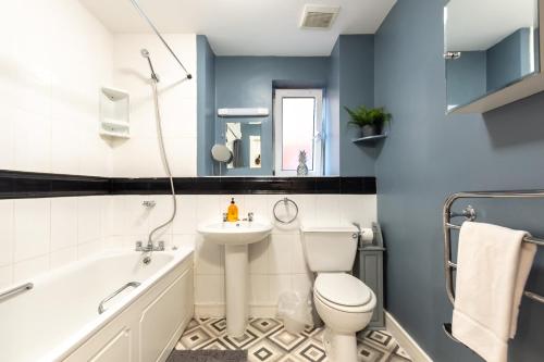 a bathroom with a tub and a toilet and a sink at Black Moon -2-bed,2-bath - Central location- Southampton in Southampton