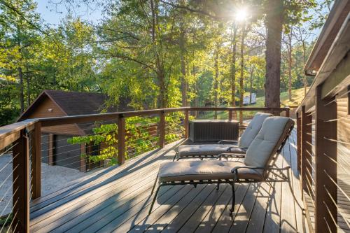 Balkón nebo terasa v ubytování Luxury Rock Creek Cabin w Deck by Lake Hamilton