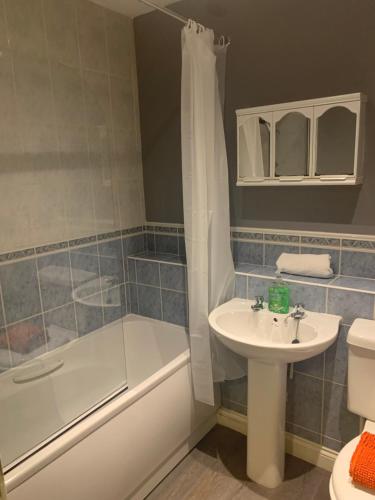 bagno con lavandino, vasca e servizi igienici di Gravely Court a Higham Ferrers