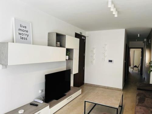 TV a/nebo společenská místnost v ubytování Sliema 2BR & Parking, Beach Promenade Walks