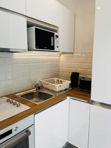 Kuchyň nebo kuchyňský kout v ubytování Sliema 2BR & Parking, Beach Promenade Walks