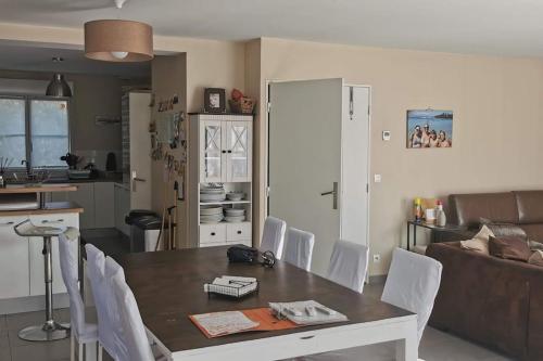 a kitchen and dining room with a table and chairs at Villa individuelle 5 mn Lille centre Chr/eurasante in Haubourdin