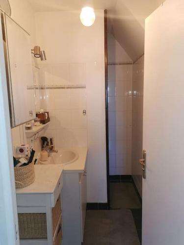 une salle de bain blanche avec un lavabo et une douche dans l'établissement Villa individuelle 5 mn Lille centre Chr/eurasante, à Haubourdin