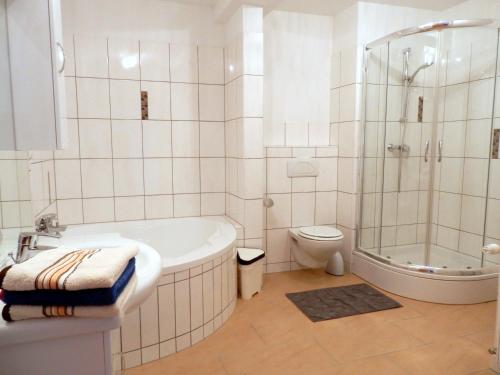 ゼーボーデンにあるFerienwohnung Haus Maierの白いバスルーム(バスタブ、トイレ付)