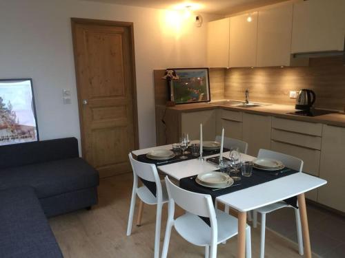 Méribel 2 pièces avec cabine, centre, proche commerce et pistes avec parking et wifi état neuf