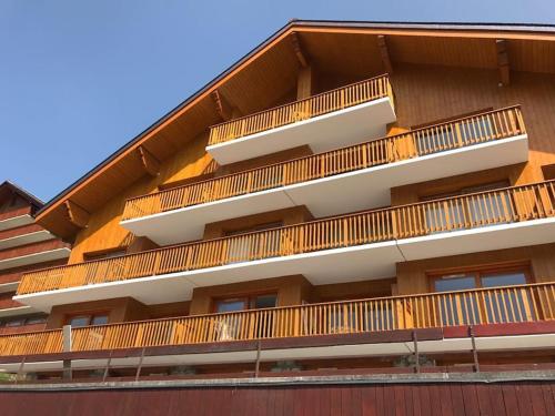 Méribel 2 pièces avec cabine, centre, proche commerce et pistes avec parking et wifi état neuf