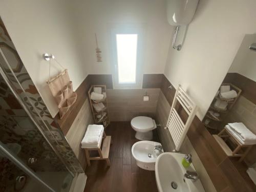 een kleine badkamer met een toilet en een wastafel bij L’ Alba Sulla Murgia in Matera
