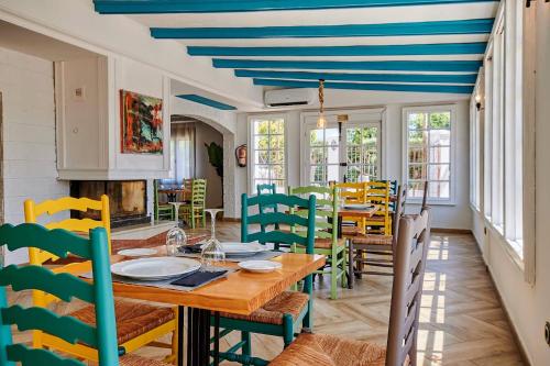 uma sala de jantar com mesa e cadeiras em Hotel Ronda Valley em Ronda