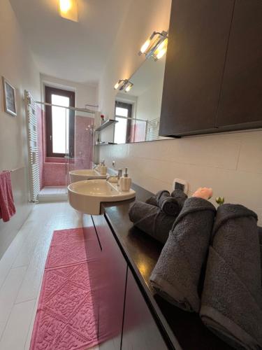 W łazience znajduje się umywalka i lustro. w obiekcie Premium high floor design apartment in Città Studi w Mediolanie