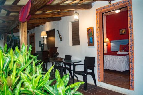 Suchitoto的住宿－Hostal Koltin Suchitoto，客房设有一间卧室和一张桌子及椅子。