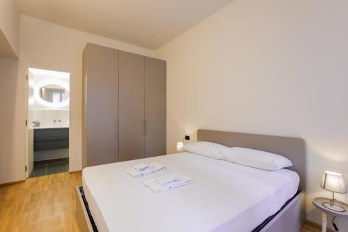 1 dormitorio con cama blanca y baño en Easylife - Spazioso e tranquillo trilocale in Porta Romana, en Milán