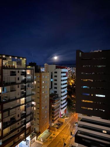 vistas a una ciudad por la noche con edificios en Choita hospedaje. Hermosa suite en la Carolina, en Quito